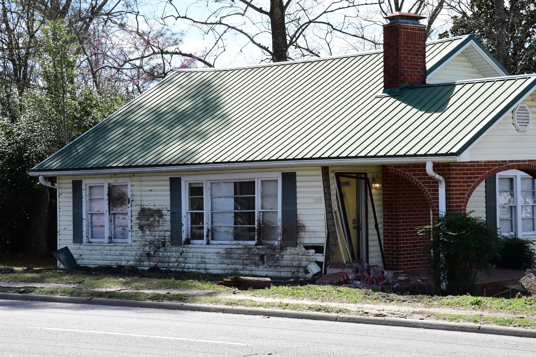 Sheriff’s deputy crashes into house in Clanton - The Clanton Advertiser ...